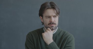 Düşünen genç adamın portresi. Sonra parmağını kaldırıyor. Harika bir fikir..