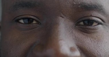 Mutlu Afro-Amerikalı erkeklerin yakın plan portresi kameraya bakıp neşe ifade ediyor. Pozitif duygu ve insanların kavramı.