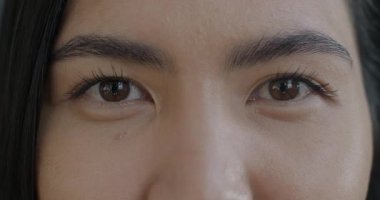 Mutlu Asyalı kadınların mutlu bakışlarının, mutlu bir şekilde kameraya bakıp, olumlu duygular ifade eden yavaş çekim portresi. İnsanlar ve iyi ruh hali kavramı.