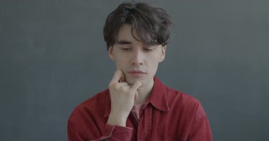 Yaratıcı genç adamın portresi siyah arka planda gülümseyen bir fikir için parmağını kaldırıyor. İnsanlar ve problem çözme kavramı.