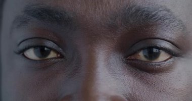 Afrika kökenli Amerikalı erkeklerin kameraya duygusuz bakışlarının yakın plan portresi. İnsan vücudu ve yüz ifadesi kavramı.