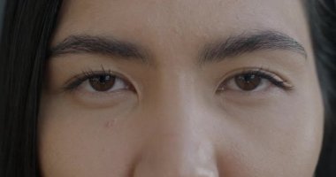 Üzgün Asyalı kadınların negatif duygularını ifade eden kameraya bakışlarının yavaş çekim portresi. Üzgün insan ve kötü ruh hali konsepti.