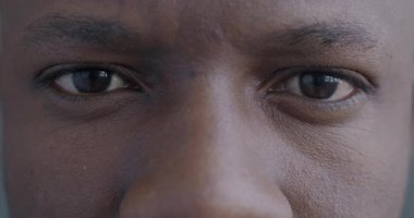 Kameraya gülümseyen Afrikalı Amerikalı erkeklerin yavaş çekim portresi. İnsanlar ve yüz ifadesi kavramı.