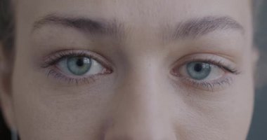 Üzgün genç kadınların üzgün ve kafası karışmış bir şekilde kameraya bakarken yavaş çekimde çekilmiş bir portre. İnsanlar ve duygu kavramı.