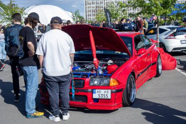 Kyiv Araba Festivali Lituta Sürüm 11 Mayıs 2025 - BMW RST Retro ve yeni araba sergisinde sergileniyor
