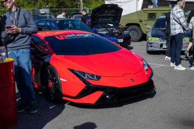 Kyiv Araba Festivali Lituta Sürüm 11 Mayıs 2025 Lamborghini Retro ve yeni araba sergisinde sergileniyor.