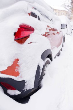 Araba kar altında. Kış şehri kar yağışı konsepti. Arka geniş açı görünümü