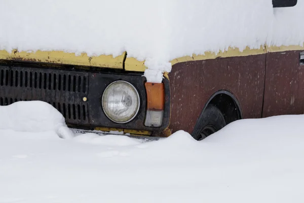 Viejo Coche Oxidado Cubierto Nieve — Foto de Stock