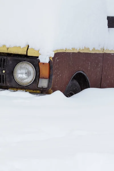雪に覆われた古い錆びた車 — ストック写真