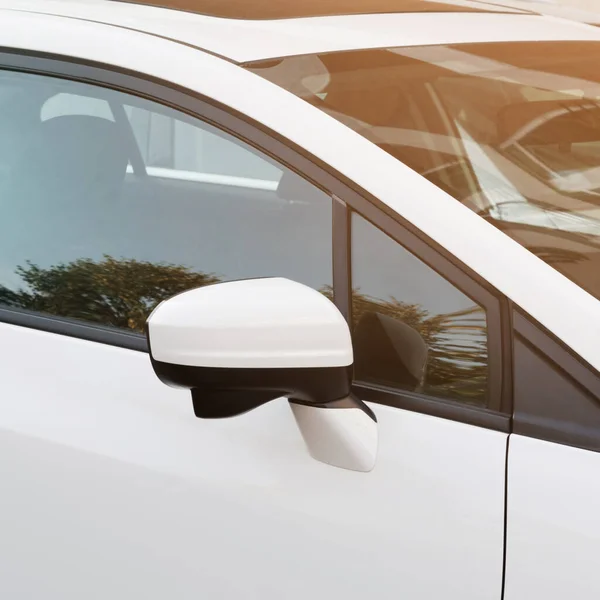 侧面后视镜白色的现代汽车与太阳光 特写车的细节 方块作物 — 图库照片