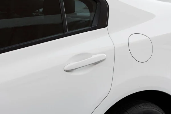 Modern Beyaz Araba Ayrıntıları Kapı Kolu Yakıt Deposu Kapağı Kapalı — Stok fotoğraf