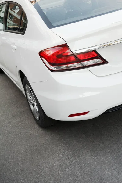 Современный Белый Автомобиль Припаркованный Асфальте Вид Сзади Фарой Бампером Колесом — стоковое фото