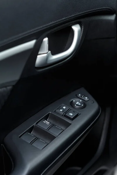 扶手休息与门锁按钮 窗户和镜子控制面板 近距离的一个现代汽车车门的细节 从内看 司机座位 — 图库照片