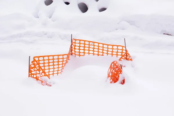 雪地上的橙色建筑护栏 冬季建筑和护栏主题概念 图库照片