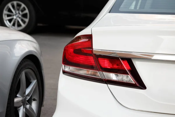 Μοντέρνο Λευκό Αυτοκίνητο Σταθμευμένο Στην Άσφαλτο Γκρο Πλαν Πίσω Όψη Royalty Free Εικόνες Αρχείου