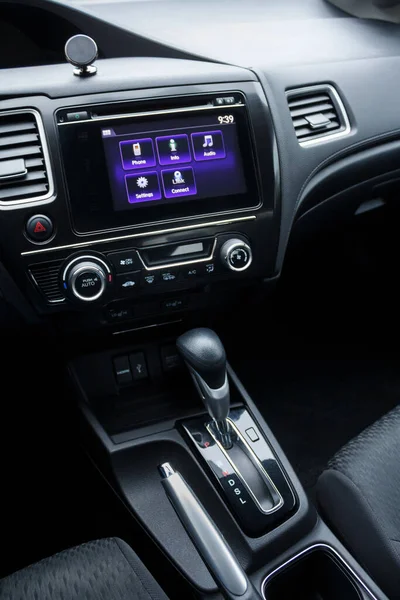具有多媒体系统 空调控制面板和手动式制动器自动变速器等特写细节的现代汽车仪表盘内部 图库图片