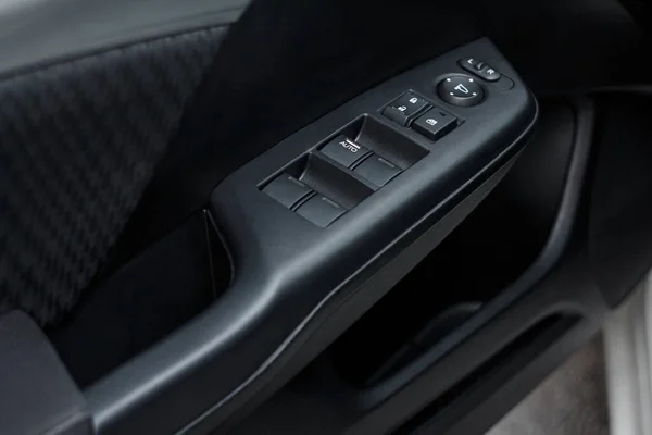 扶手休息与门锁按钮 窗户和镜子控制面板 近距离的一个现代汽车车门的细节 从内看 司机座位 图库图片