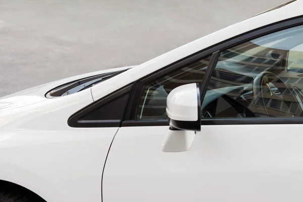 Πλευρικός Καθρέφτης Ένα Λευκό Μοντέρνο Αυτοκίνητο Κοντινές Λεπτομέρειες Του Αυτοκινήτου Εικόνα Αρχείου
