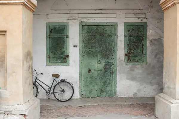 Außen Rostige Metalltür Und Fenster Mit Hausfassade Mit Altem Fahrrad Stockbild