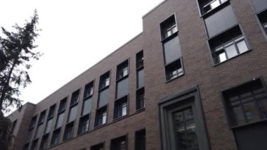 Modern, karanlık lüks apartman binası.