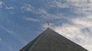 Gürcistan bayrağı - Beton bayrak direğinin tepesinde beş kırmızı haçlı beyaz bayrak