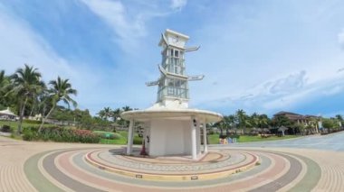 SAMUI THAILAND HAZİRAN 04: 2024: Samui Havaalanı 'nda farklı uçuş yönleri ve varış noktalarının işaretleri olan büyük saat.