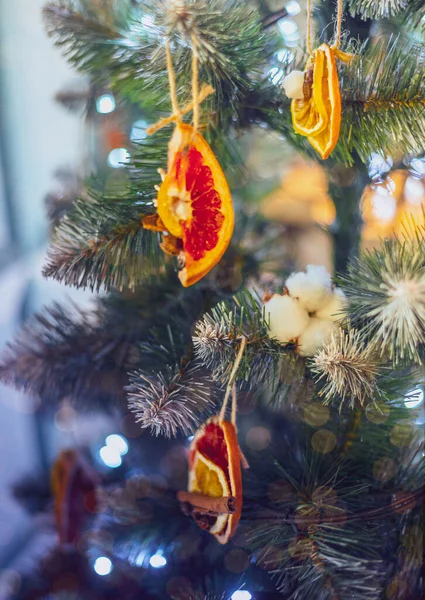 クリスマスの装飾 オレンジのスライス シナモンとふわふわドライコットンの箱 クリスマスのためのツリー装飾 — ストック写真