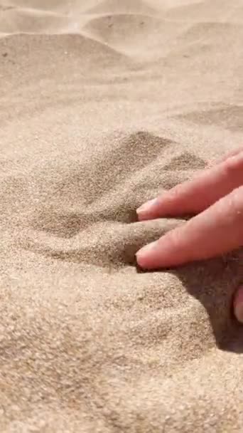 Uma Mulher Irreconhecível Agarra Punhado Areia Seca Passa Entre Dedos — Vídeo de Stock