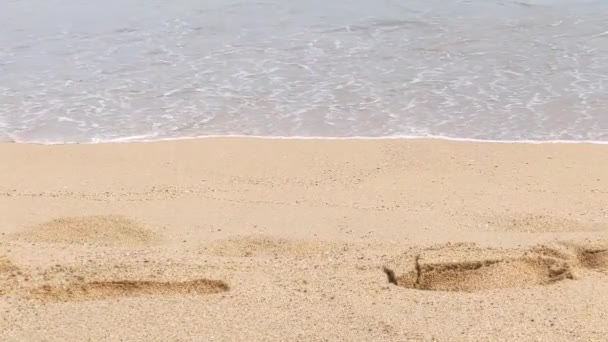 Beelden Van Zeegolven Die Voetafdrukken Rollen Nat Zand Het Strand — Stockvideo