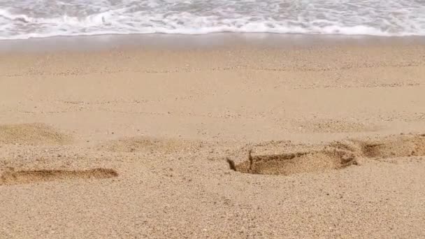 Záběry Mořských Vln Valících Stopách Mokrém Písku Pláži Středozemní Moře — Stock video