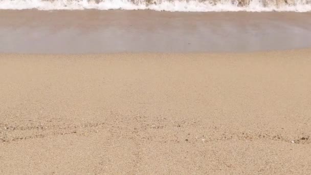 Detailní Záběry Mořských Vln Čekajících Stopy Zlatém Písku Pláži Středozemní — Stock video