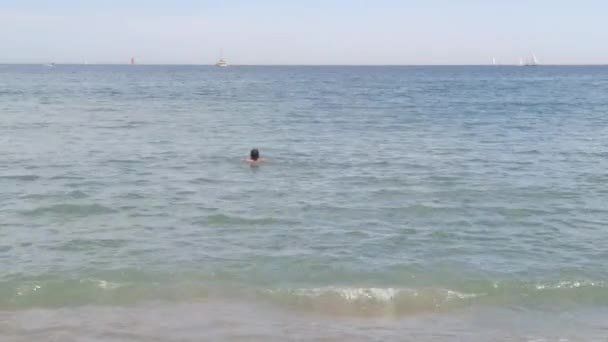 Remaja Tampan Berambut Panjang Berenang Laut Pada Hari Musim Panas — Stok Video