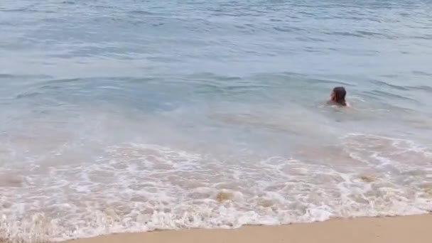 Remaja Tampan Berambut Panjang Berenang Laut Pada Hari Musim Panas — Stok Video