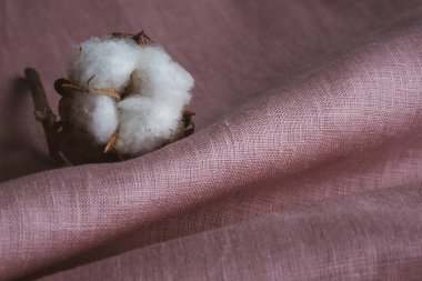 Kırışık keten bezler katlanmış peçeteler. Doğal keten kumaş dokusu. Kumaş kaplama. Doğal çevre dostu malzemeler kullanma kavramı