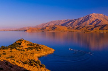 Akdamar Adası, Türkiye 'nin doğusundaki Van Gölü' nde yer alan dört adanın ikincisidir.