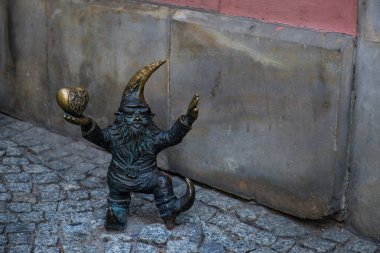 Wroclaw, Polonya - 27 Eylül 2019: Cüce, cüce, Wroclaw 'daki ünlü küçük heykeller. WrocLovek cüce biblosu SW Mikolaja caddesinde