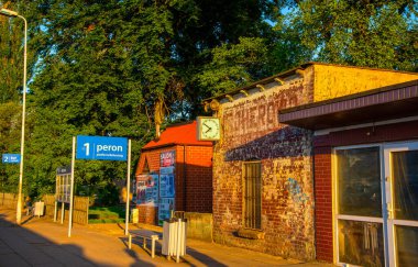Wejherowo, Polonya - 26 Temmuz 2018: Wejherowo 'daki mavi tren istasyonu tabelası. Tren platformu numarası bilgisi. Tren istasyonu. 