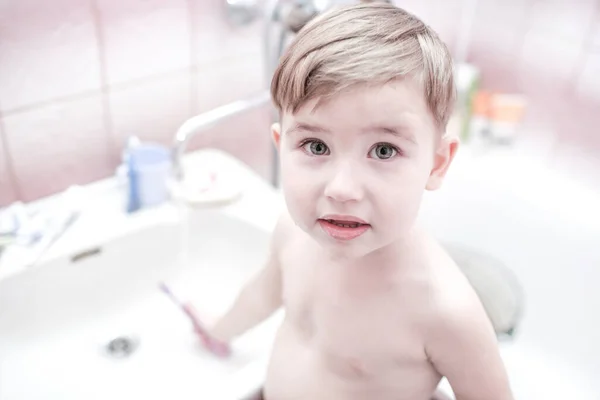Enfant Heureux Enfant Brossant Les Dents Dans Salle Bain Hygiène — Photo