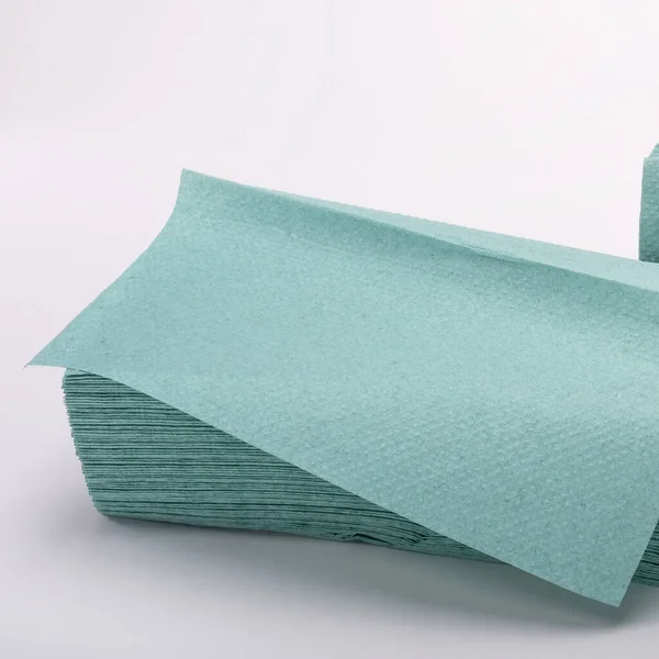 Зелені Паперові Рушники Стоять Білому Тлі Пакет Паперових Серветок — стокове фото