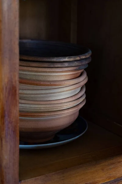 食器棚の土鍋 粘土料理 伝統的なウクライナのプレート ヴィンテージのグッズのセット — ストック写真