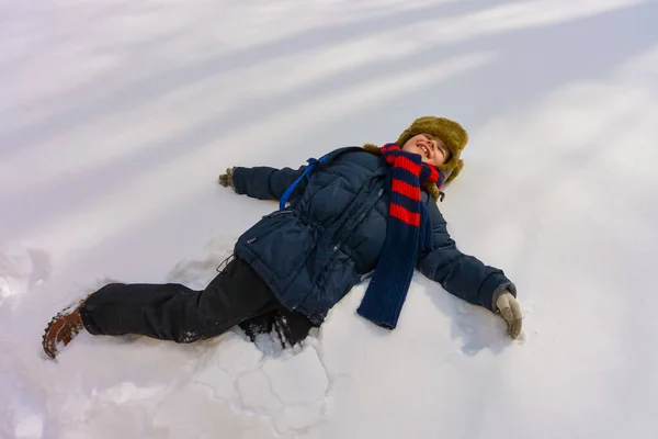 Chłopiec Bawi Się Zewnątrz Zimie Widok Góry Zabawa Zimowa Świeżym — Zdjęcie stockowe