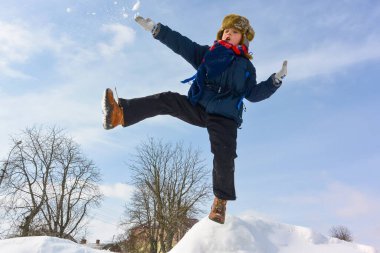 Mutlu çocuk dışarıda. Bir çocuk kışın dışarıda oynar. Kış eğlencesi dışarıda, kış tatili. Aile zamanı.