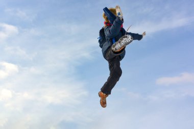 Mutlu çocuk dışarı zıpla. Bir çocuk kışın dışarıda oynar. Kış eğlencesi dışarıda, kış tatili. Aile zamanı. Boşluğu kopyala