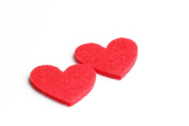 Sevgililer Günü arkaplanı beyaz arka planda iki kalp. Aşkı tanıma kavramı, romantik ilişkiler, Sevgililer Günün kutlu olsun. Boşluğu kopyala