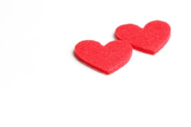 Sevgililer Günü arkaplanı beyaz arka planda iki kalp. Aşkı tanıma kavramı, romantik ilişkiler, Sevgililer Günün kutlu olsun. Boşluğu kopyala