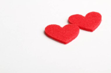 Sevgililer Günü geçmişi, beyaz arka planda iki kalp.