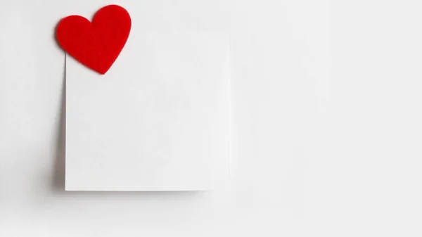 stock image Close-up of a short white note paper with a red heart. Valentines Day background. Copy for writing text. Concept of recognition of love, romantic relationships, Happy Valentine's day