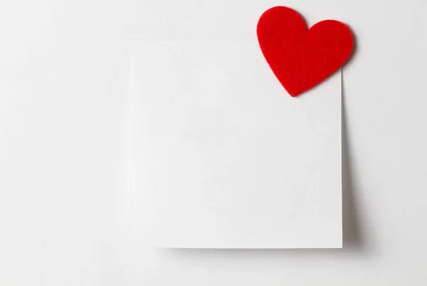 stock image Close-up of a short white note paper with a red heart. Valentines Day background. Copy for writing text. Concept of recognition of love, romantic relationships, Happy Valentine's day