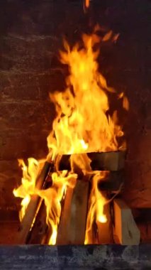 Barbekü ızgarası için açık hava mutfağı. Açık hava tuğla barbekü ızgarası ve fırın. Ateş ve şenlik ateşinin kıvılcımları. Organik doğal yiyecekler dışarıda pişiyor.