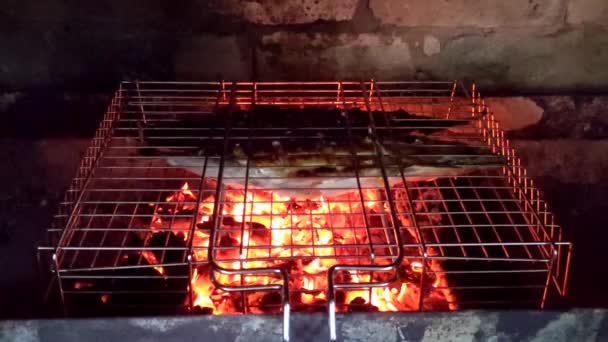 バーベキューグリルのための屋外キッチン 屋外レンガバーベキューグリルとベーキングオーブン 炎とたき火の火花 有機自然食品調理屋外 — ストック動画